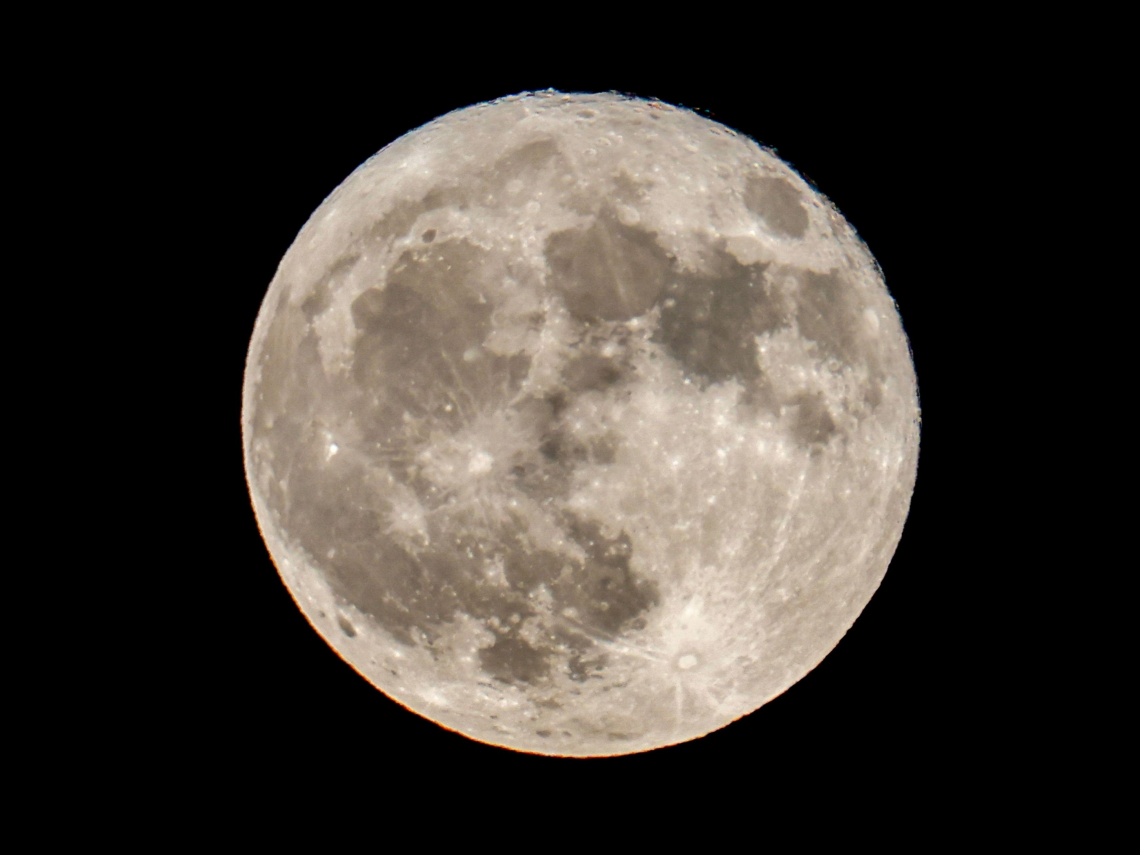 超級月亮哪裡看？「超級滿月」6年來最大！今晚最佳觀賞時間、國父紀念館前快閃、8個賞月地點推薦